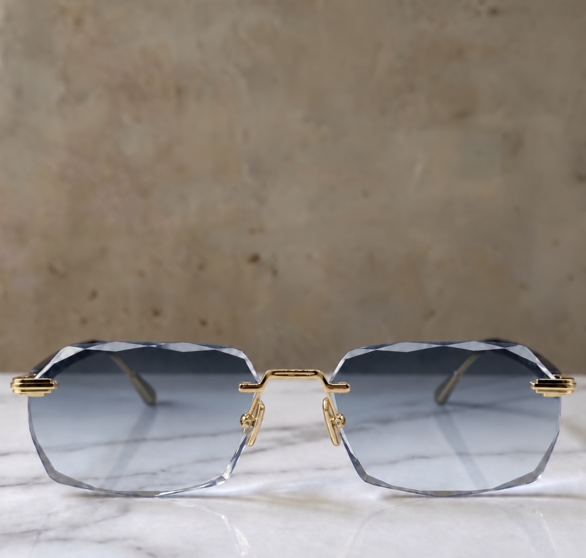 Dior bril met blauwe custom glazen en goudkleurige details